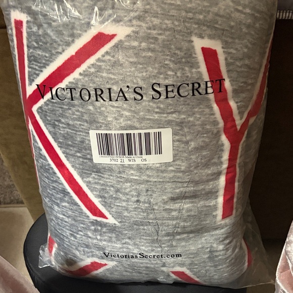 Victoria's Secret Other - Pink Victoria’s Secret University of Wisconsin Sherpa blanket new